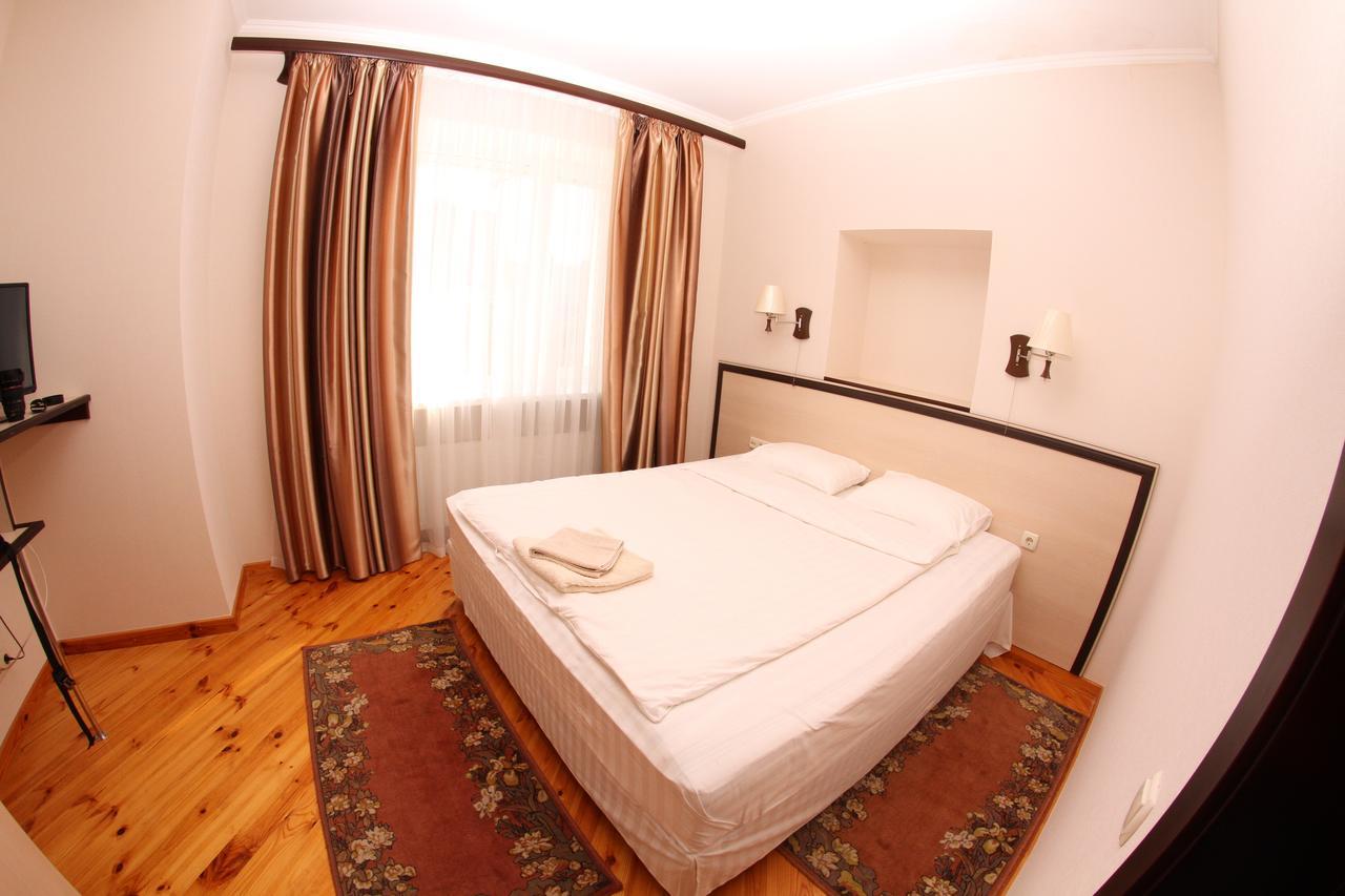 Uyut Hotel Czernihów Zewnętrze zdjęcie