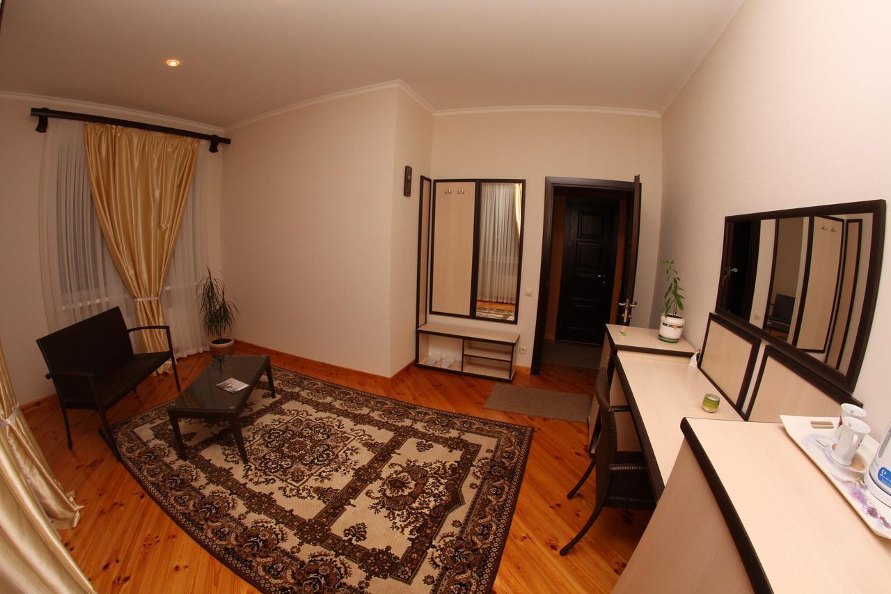 Uyut Hotel Czernihów Zewnętrze zdjęcie