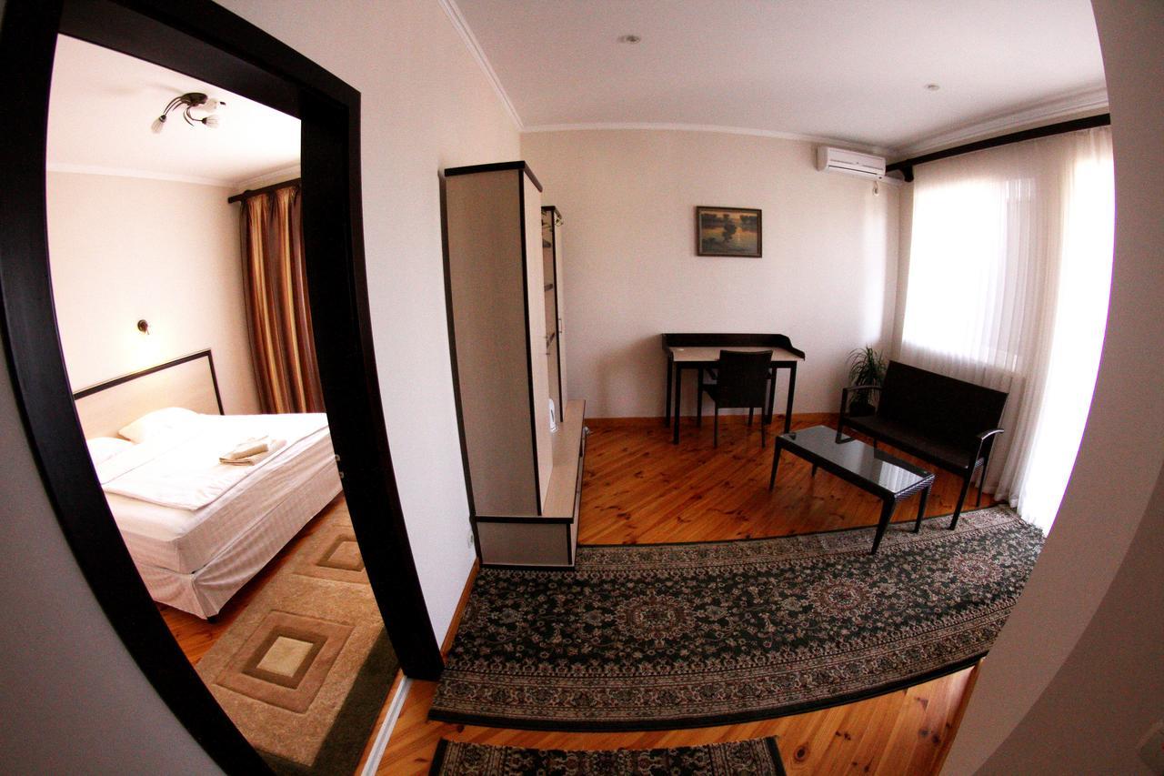 Uyut Hotel Czernihów Zewnętrze zdjęcie