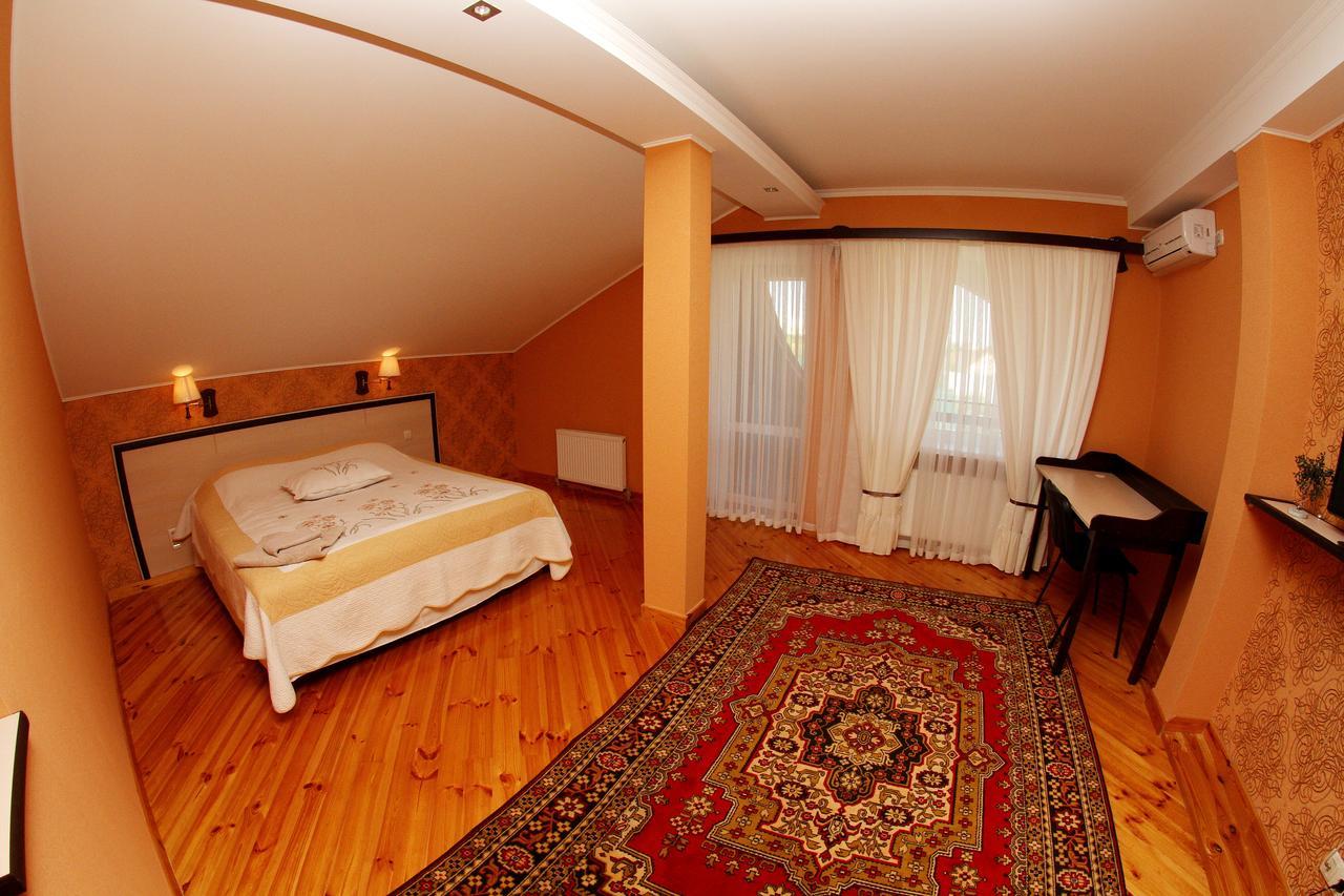 Uyut Hotel Czernihów Zewnętrze zdjęcie