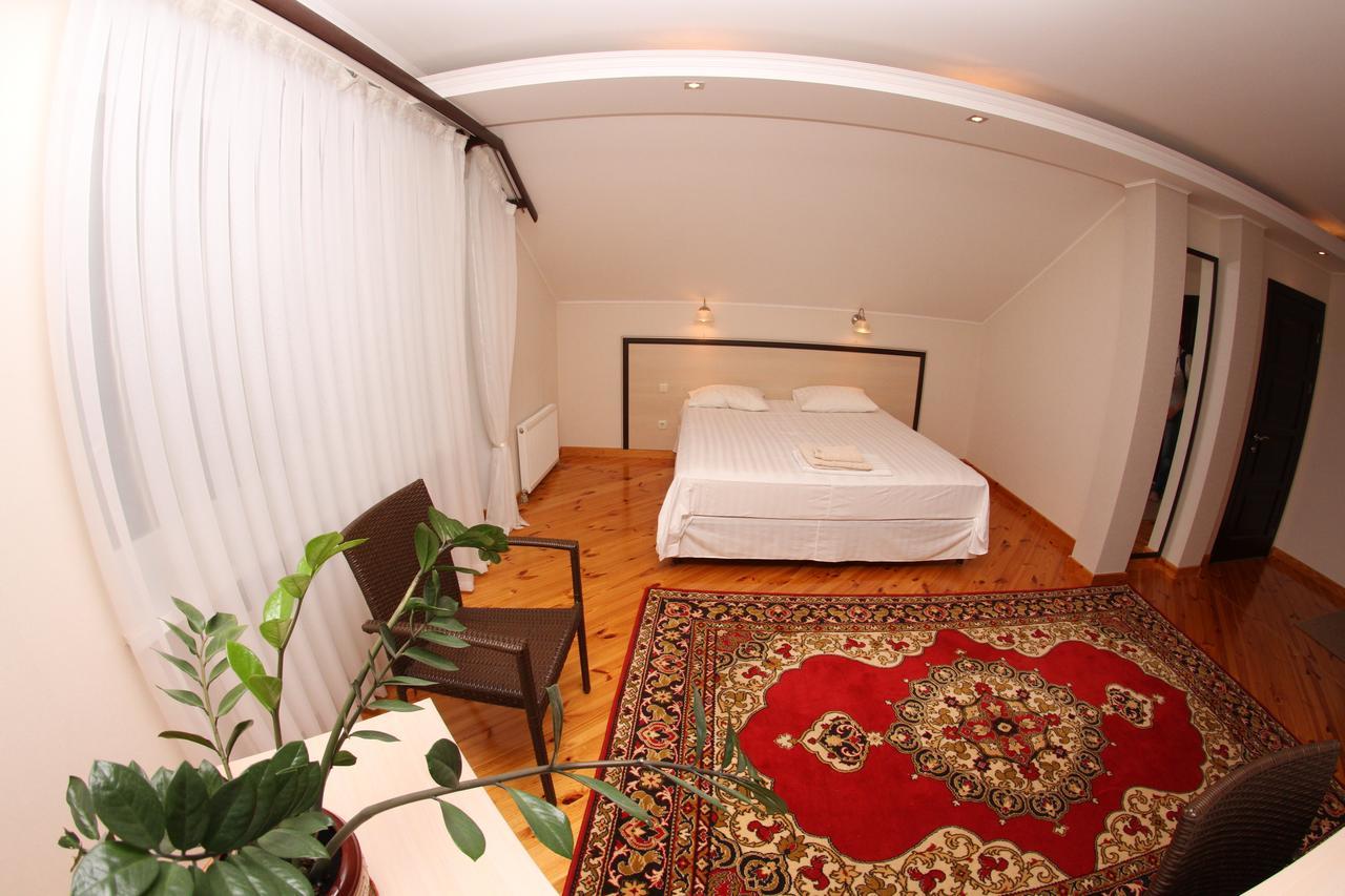 Uyut Hotel Czernihów Zewnętrze zdjęcie