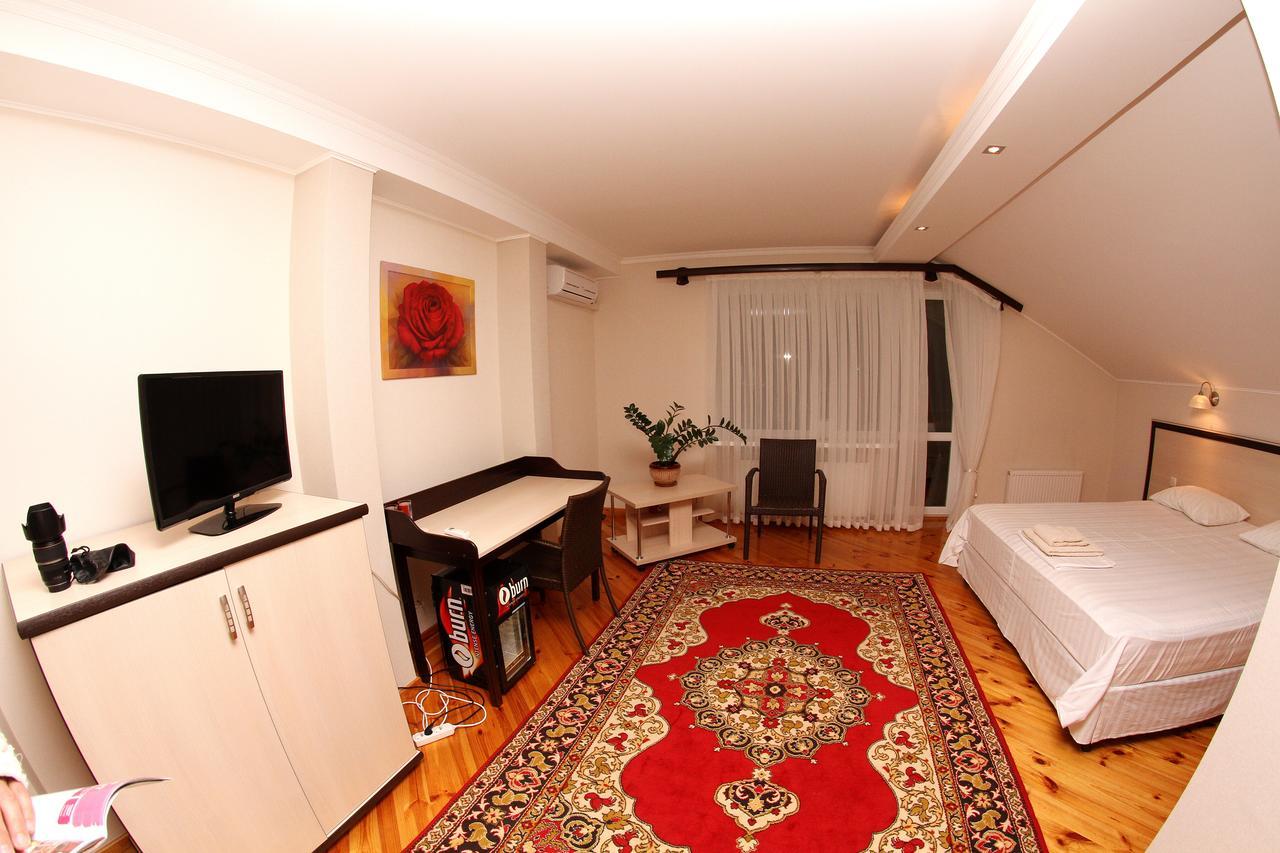 Uyut Hotel Czernihów Zewnętrze zdjęcie