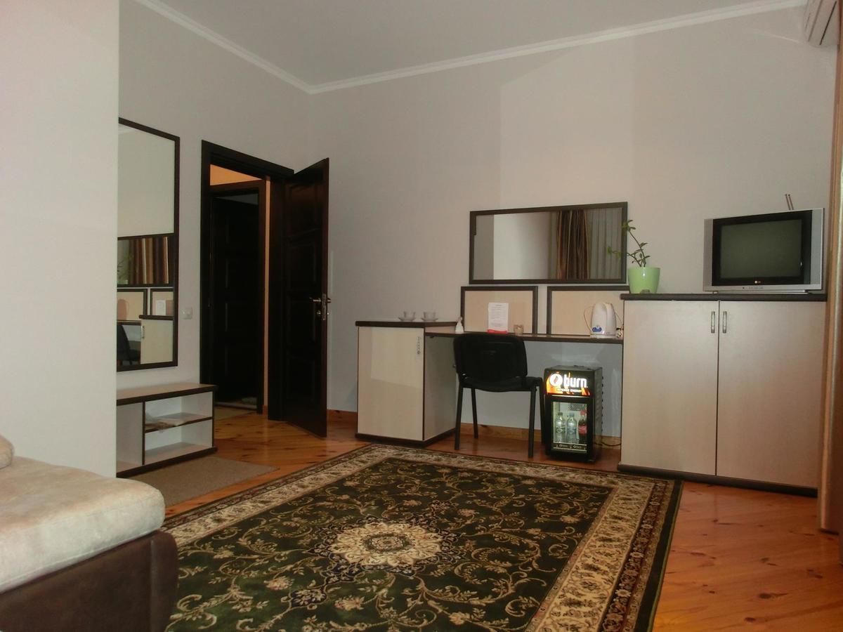 Uyut Hotel Czernihów Zewnętrze zdjęcie