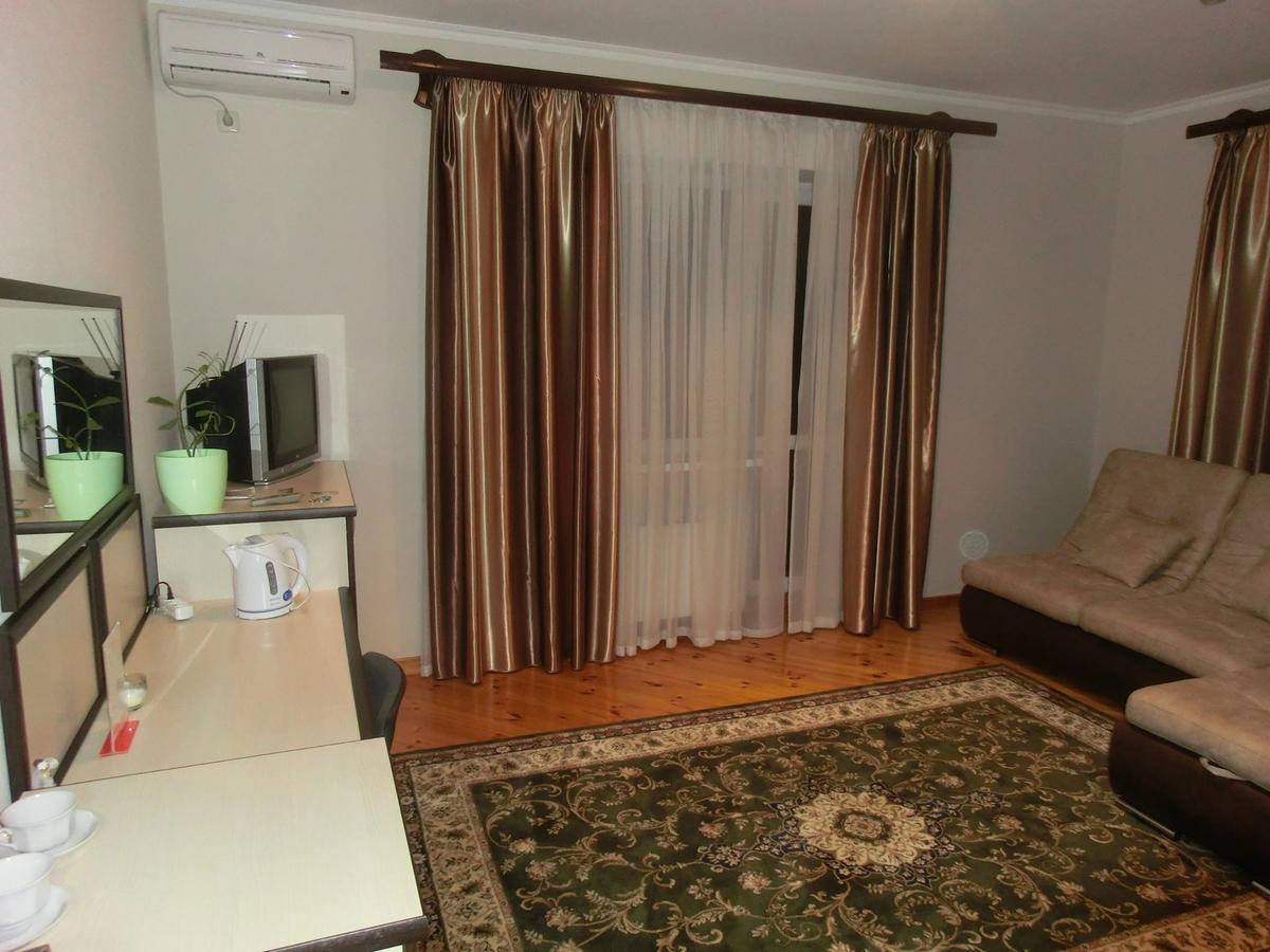 Uyut Hotel Czernihów Zewnętrze zdjęcie